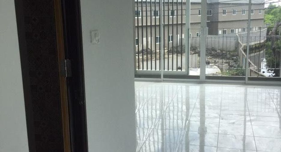 For sale 4 ベッドルーム townhouse in Thung Khru, Bangkok
