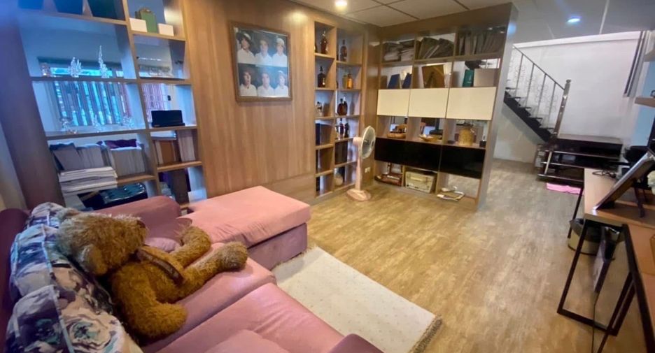For rent 5 bedrooms townhouse in Bang Khun Thian, Bangkok