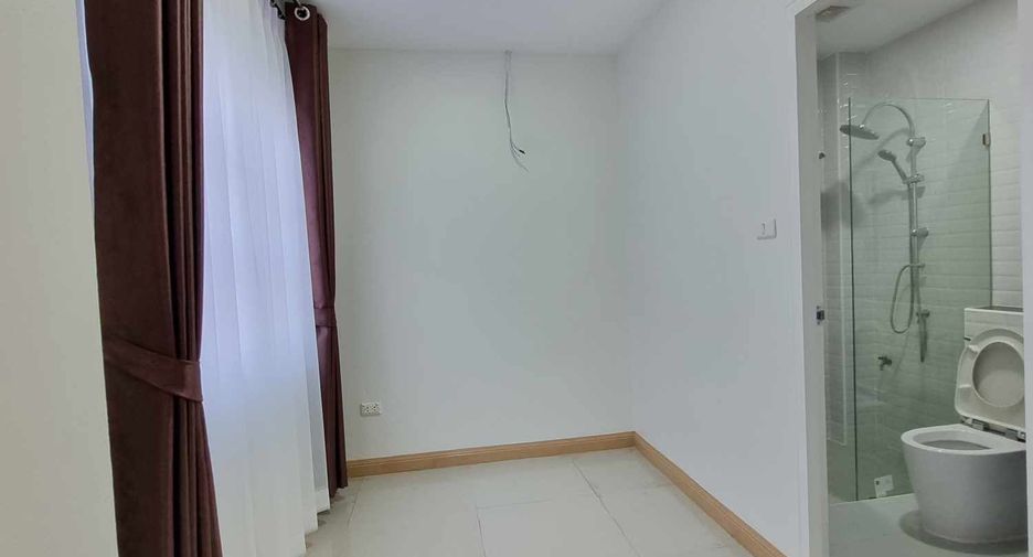 For sale 7 bedrooms townhouse in Lat Phrao, Bangkok