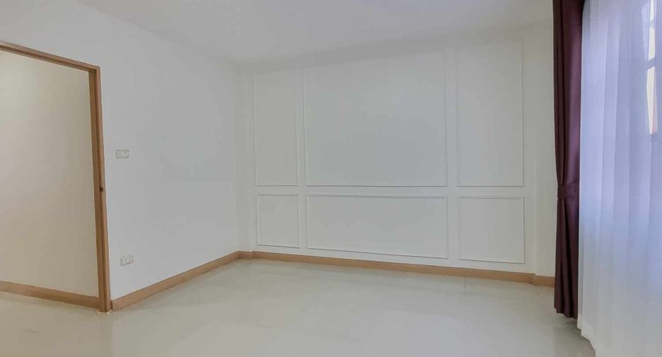 For sale 7 bedrooms townhouse in Lat Phrao, Bangkok
