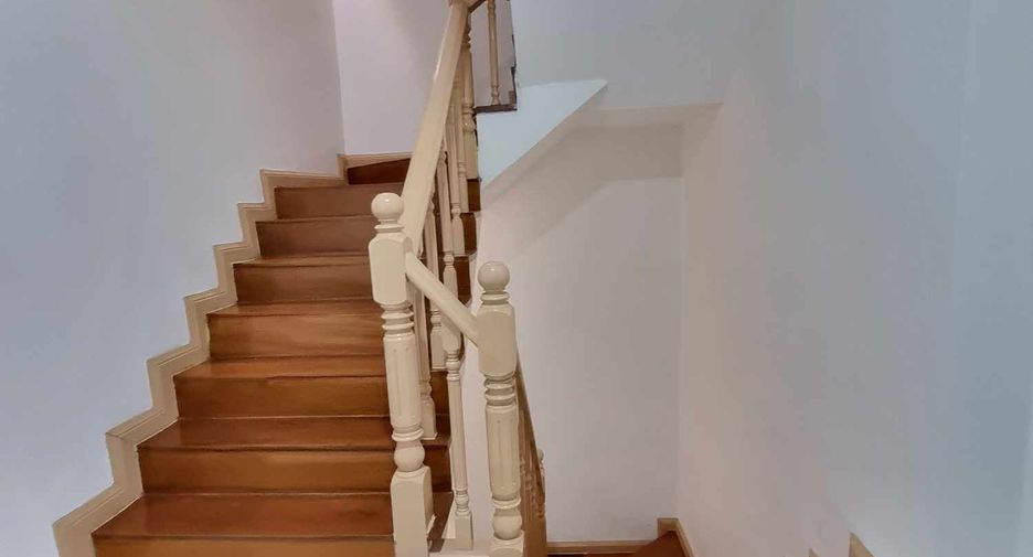 For sale 7 bedrooms townhouse in Lat Phrao, Bangkok