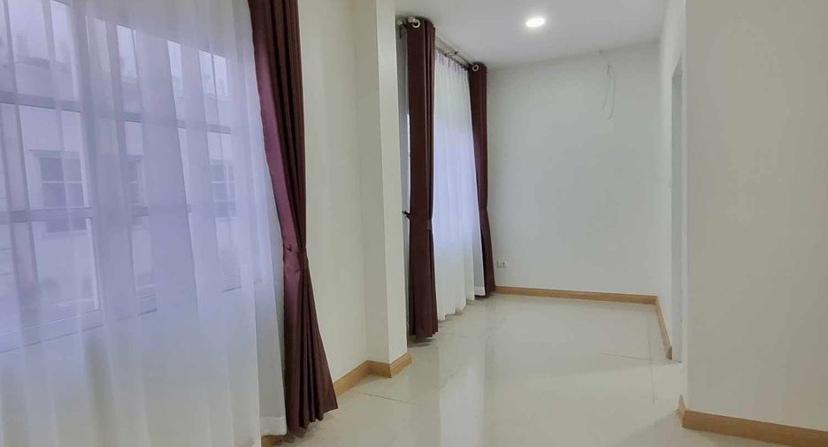 For sale 7 bedrooms townhouse in Lat Phrao, Bangkok