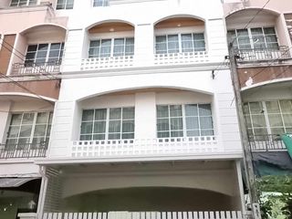 出售 7 卧室 联排别墅 在 Lat Phrao, 曼谷