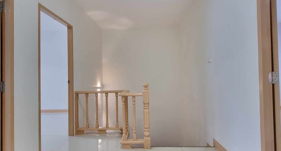 For sale 7 bedrooms townhouse in Lat Phrao, Bangkok
