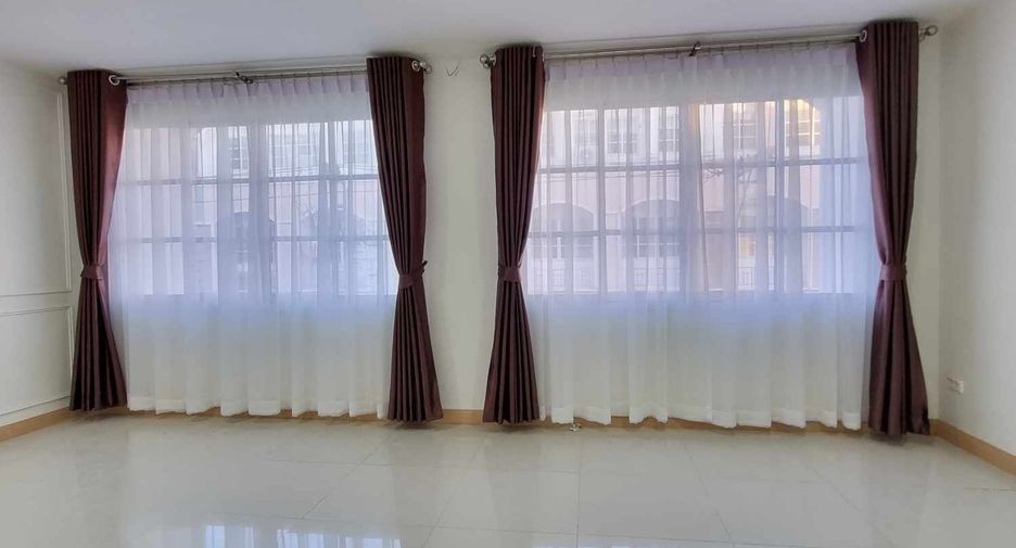 For sale 7 bedrooms townhouse in Lat Phrao, Bangkok