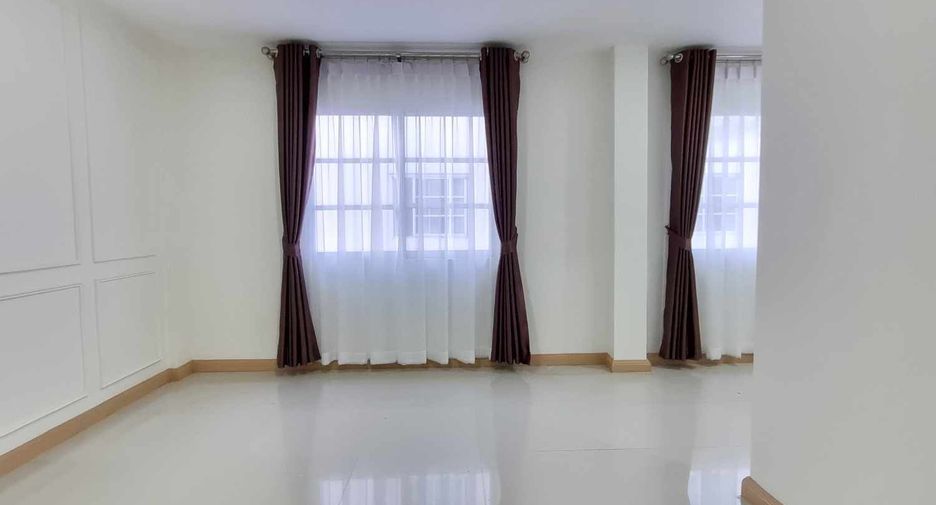 For sale 7 bedrooms townhouse in Lat Phrao, Bangkok