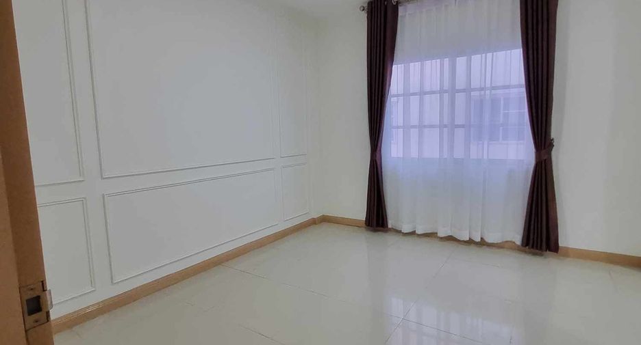 For sale 7 bedrooms townhouse in Lat Phrao, Bangkok