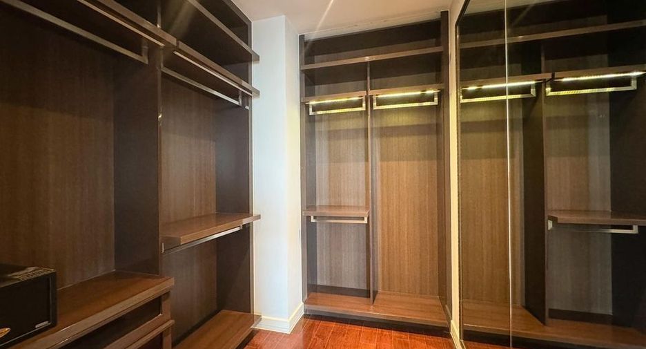 Wohnung zur Miete mit 3 Zimmer in Khlong Toei, Bangkok