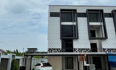 For rent 4 bedrooms townhouse in Khan Na Yao, Bangkok