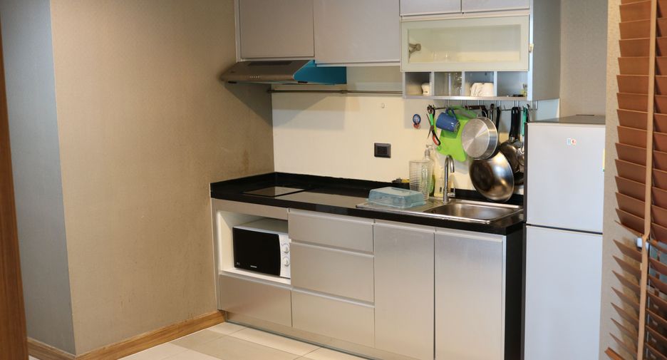 For rent 2 bedrooms apartment in Huai Khwang, Bangkok