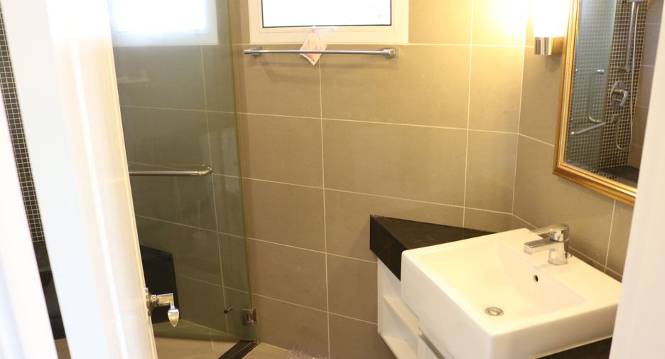 For rent 2 bedrooms apartment in Huai Khwang, Bangkok