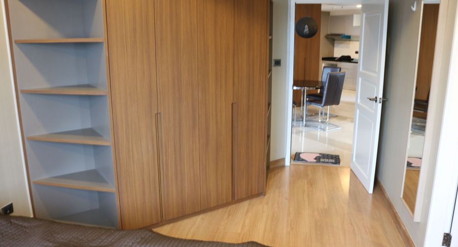 For rent 2 bedrooms apartment in Huai Khwang, Bangkok