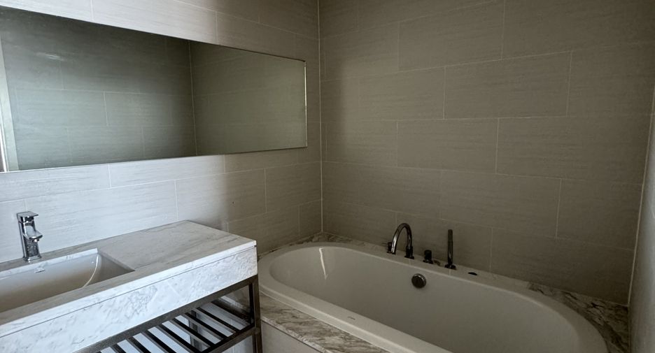 For rent 3 bedrooms condo in Sathon, Bangkok
