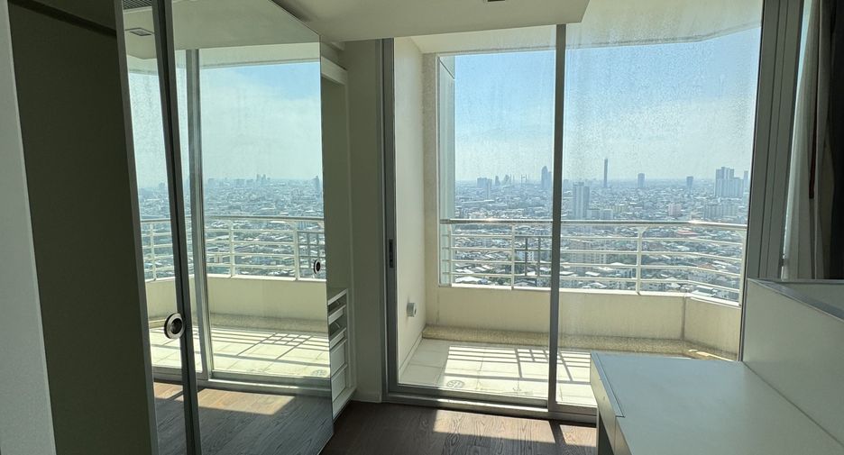 For rent 3 bedrooms condo in Sathon, Bangkok