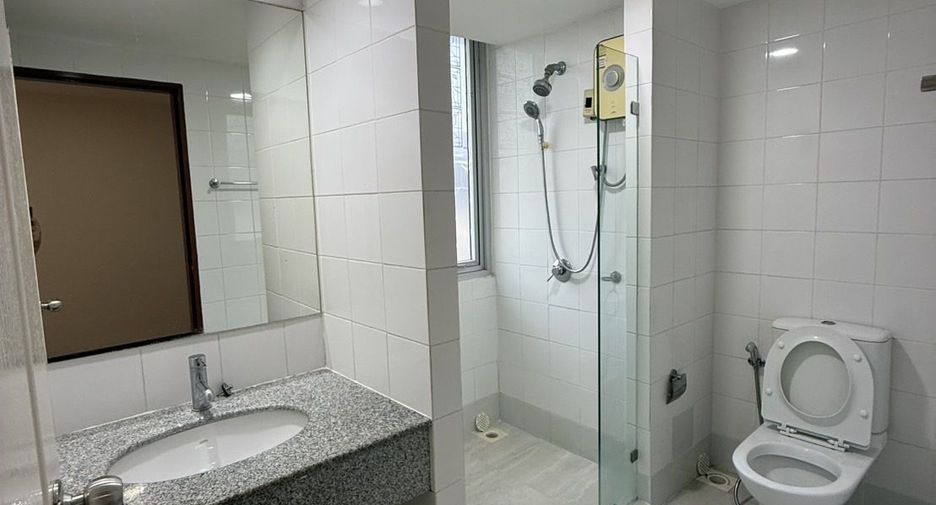 For sale 3 bedrooms condo in Khlong San, Bangkok
