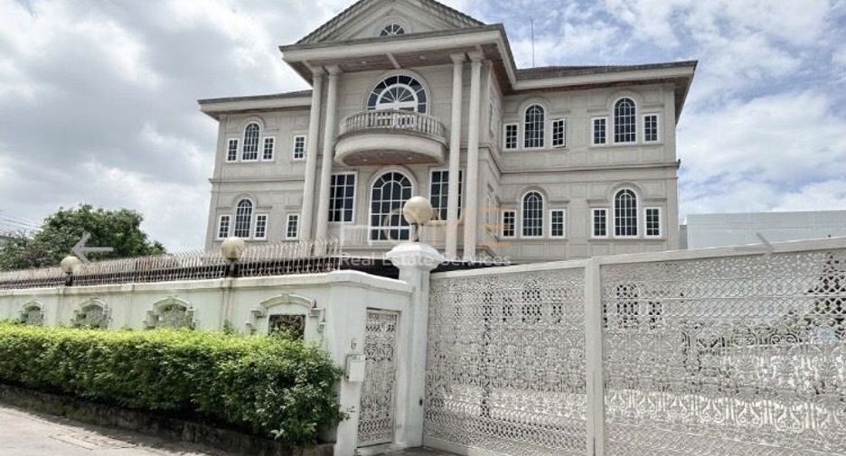 Haus zum Kauf mit 7 Zimmer in Phasi Charoen, Bangkok