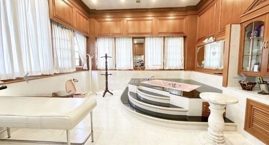 Haus zum Kauf mit 7 Zimmer in Phasi Charoen, Bangkok