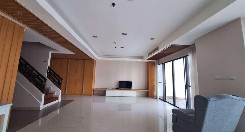For rent 3 bedrooms condo in Khlong Toei, Bangkok