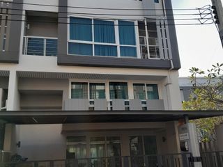 Reihenhaus zum Kauf und zur Miete mit 3 Zimmer in Wang Thonglang, Bangkok