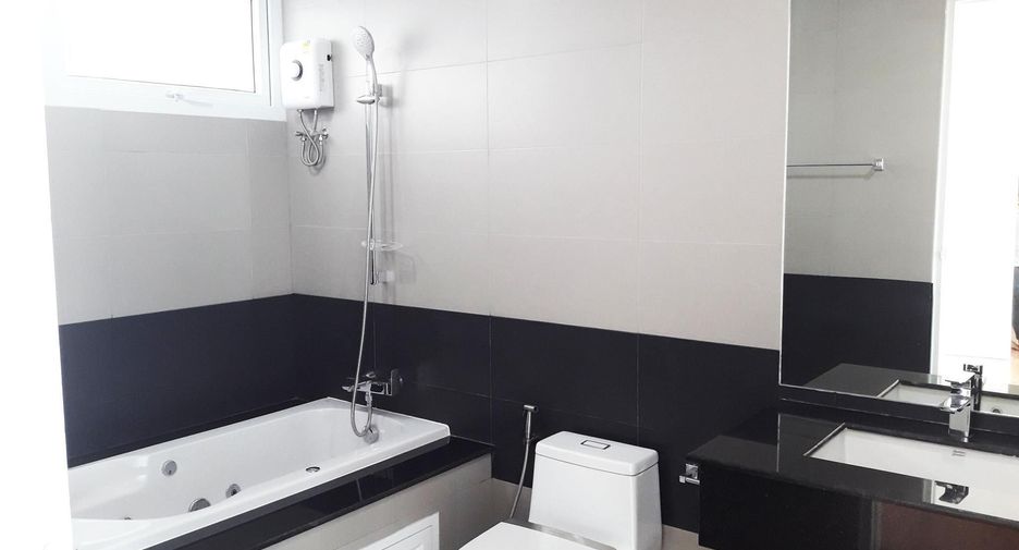 For sale and for rent 3 bedrooms townhouse in Wang Thonglang, Bangkok