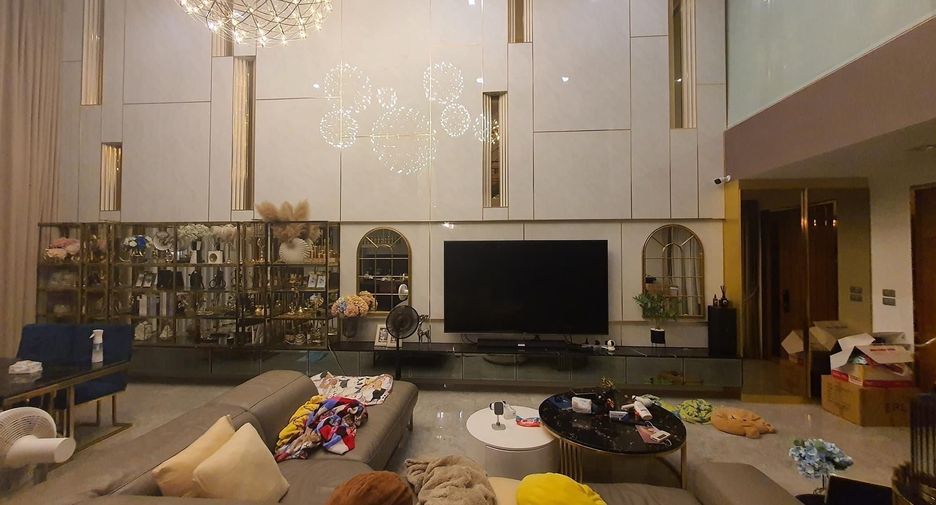 For sale 3 bedrooms townhouse in Lat Phrao, Bangkok