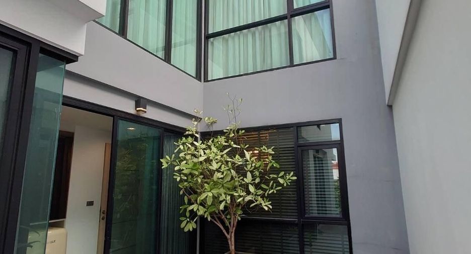 For sale 3 bedrooms townhouse in Lat Phrao, Bangkok