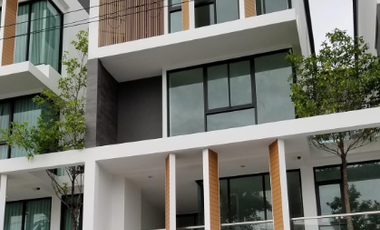 À vendre 3 chambres maison de ville à Lat Phrao, Bangkok