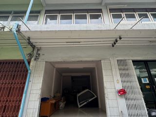 For rent 3 bedrooms townhouse in Yan Nawa, Bangkok