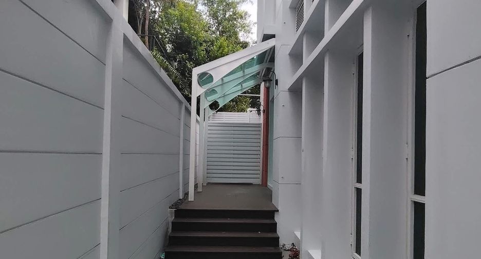 For rent 4 bedrooms house in Huai Khwang, Bangkok