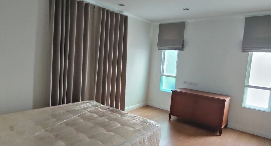 For rent 4 bedrooms house in Huai Khwang, Bangkok