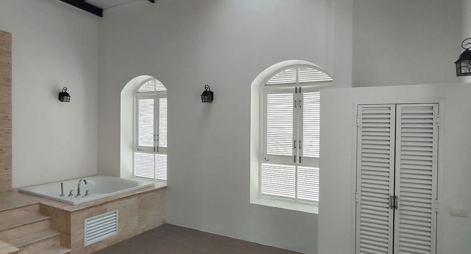 For rent 4 bedrooms house in Huai Khwang, Bangkok