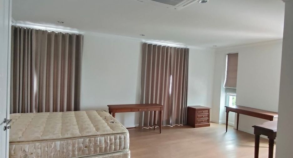 For rent 4 bedrooms house in Huai Khwang, Bangkok