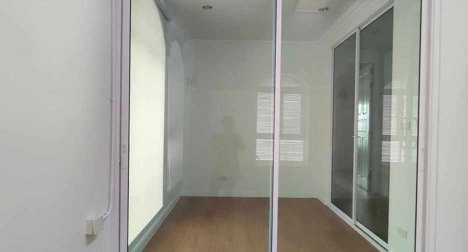 For rent 4 bedrooms house in Huai Khwang, Bangkok