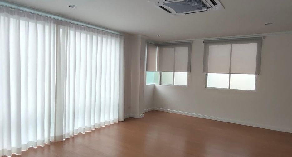For rent 4 bedrooms house in Huai Khwang, Bangkok