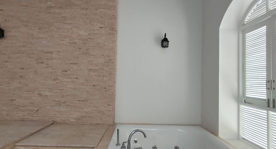 For rent 4 bedrooms house in Huai Khwang, Bangkok