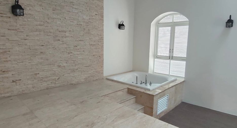 For rent 4 bedrooms house in Huai Khwang, Bangkok