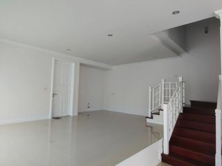 For rent 4 ベッドルーム house in Huai Khwang, Bangkok