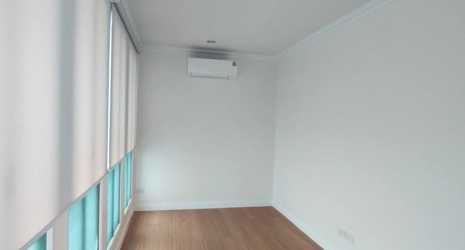 For rent 4 bedrooms house in Huai Khwang, Bangkok
