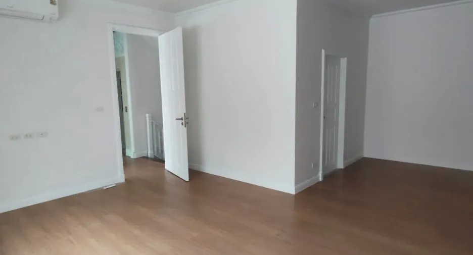For rent 4 bedrooms house in Huai Khwang, Bangkok