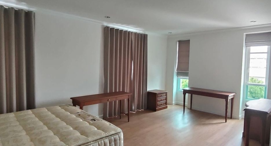 For rent 4 bedrooms house in Huai Khwang, Bangkok