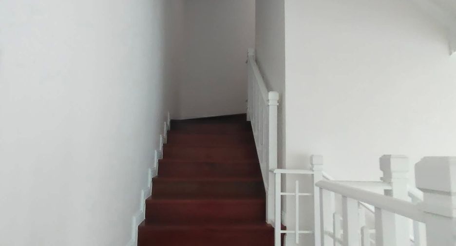For rent 4 bedrooms house in Huai Khwang, Bangkok