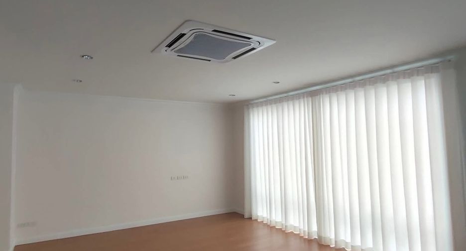 For rent 4 bedrooms house in Huai Khwang, Bangkok