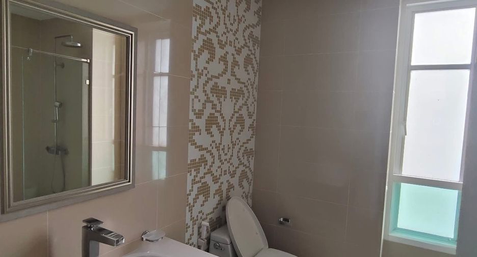 For rent 4 bedrooms house in Huai Khwang, Bangkok