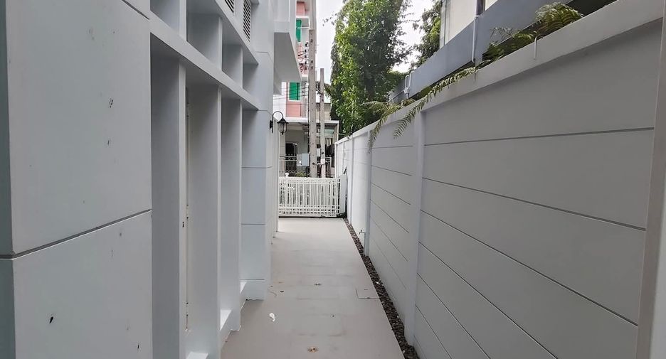 For rent 4 bedrooms house in Huai Khwang, Bangkok
