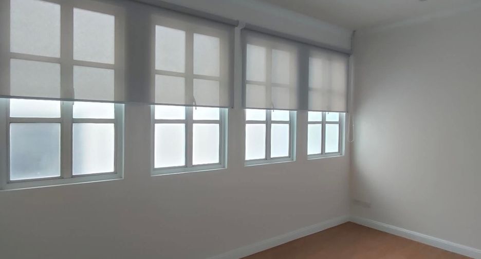 For rent 4 bedrooms house in Huai Khwang, Bangkok