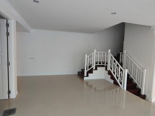 For rent 4 ベッドルーム house in Huai Khwang, Bangkok