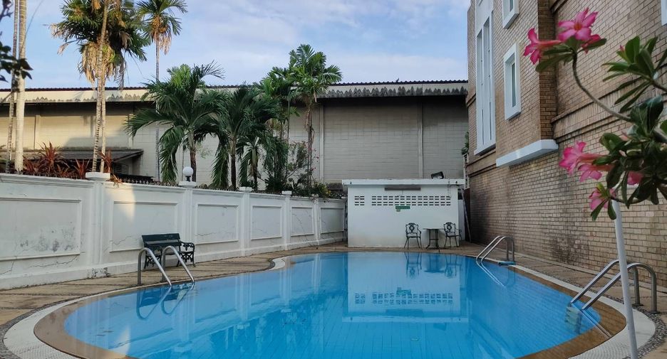 For sale 4 bedrooms townhouse in Yan Nawa, Bangkok