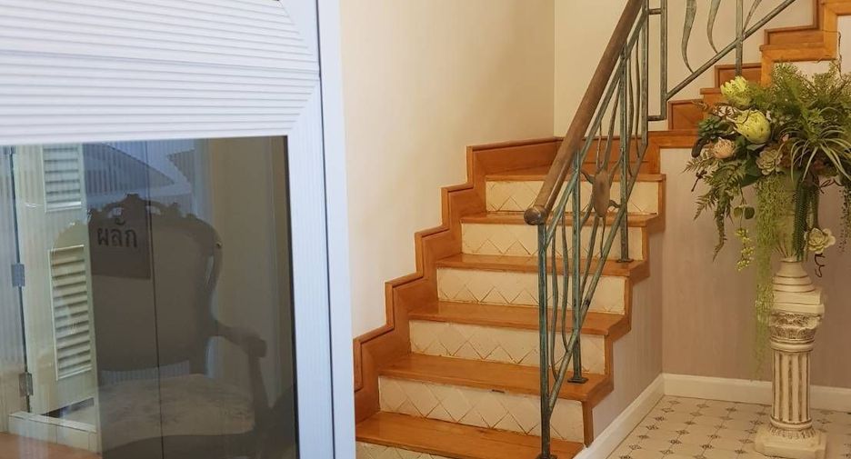For sale 4 bedrooms townhouse in Yan Nawa, Bangkok