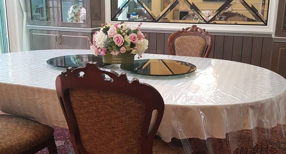 For sale 4 bedrooms townhouse in Yan Nawa, Bangkok