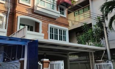 Reihenhaus zum Kauf mit 4 Zimmer in Yan Nawa, Bangkok